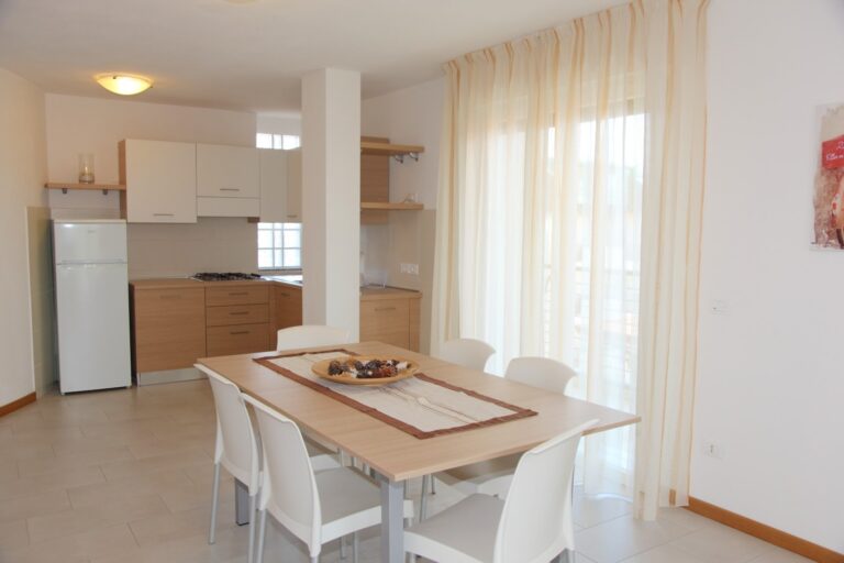 appartamento-attico-soggiorno-cucina-lignano-sabbiadoro-1