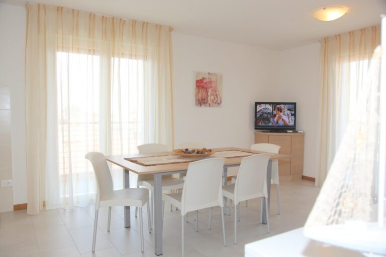 appartamento-attico-soggiorno-cucina-lignano-sabbiadoro-2