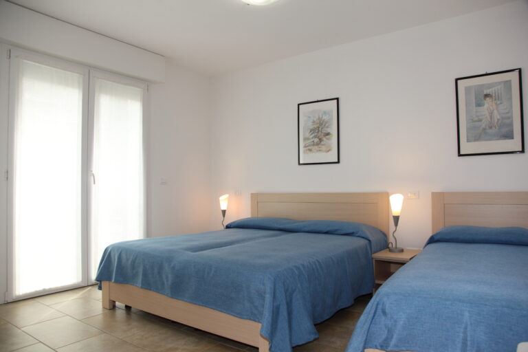 camera-2-letti-trilocale-villa-bruna-lignano-sabbiadoro-1