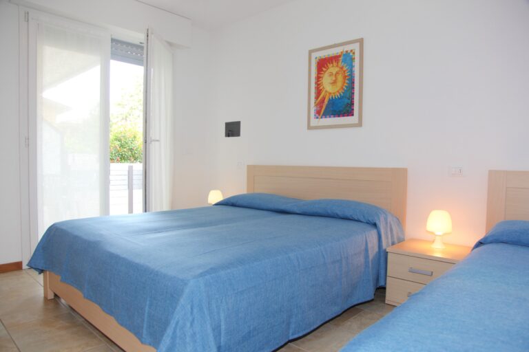 camera-2-letti-trilocale-villa-bruna-lignano-sabbiadoro
