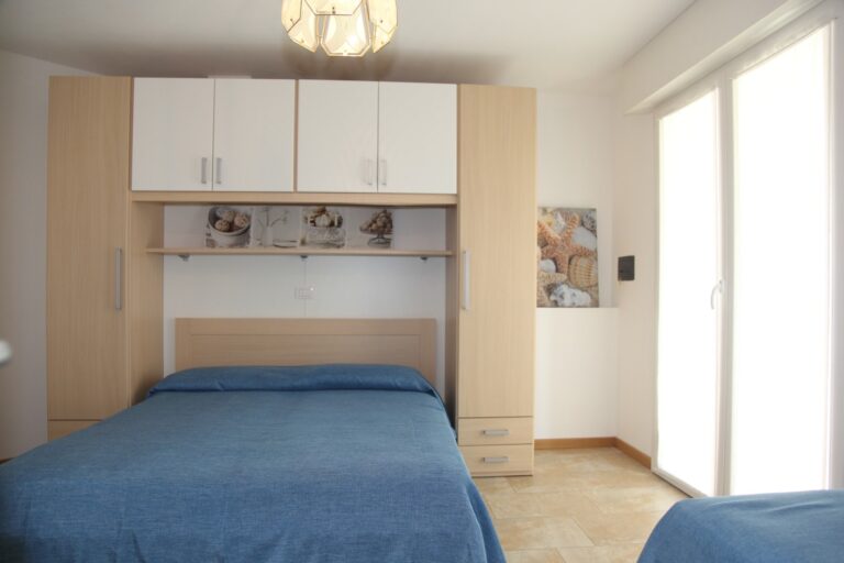 camera-finestra-appartamento-trilocale-lignano-sabbiadoro
