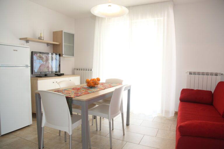 cucina-angolo-cuttura-soggiorno-appartamento-trilocale-lignano-sabbiadoro-1