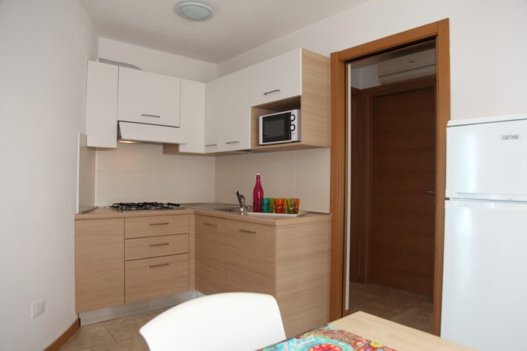 cucina-angolo-cuttura-soggiorno-appartamento-trilocale-lignano-sabbiadoro