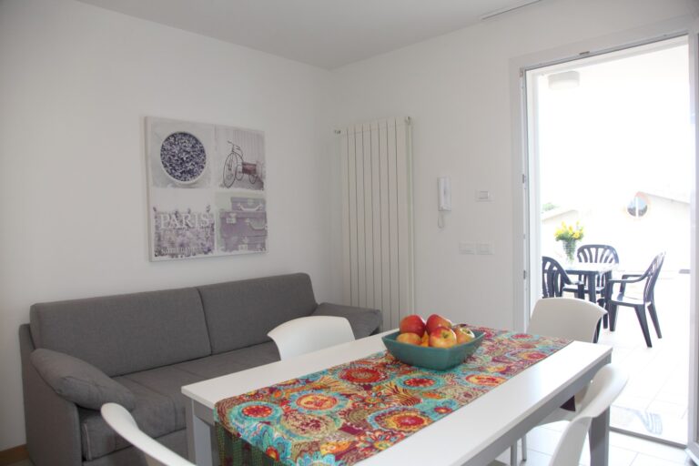 divano-letto-cucina-residence-villa-bruna-lignano-appartamento