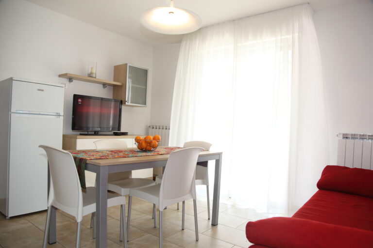 divano-letto-soggiorno-appartamento-trilocale-lignano-sabbiadoro