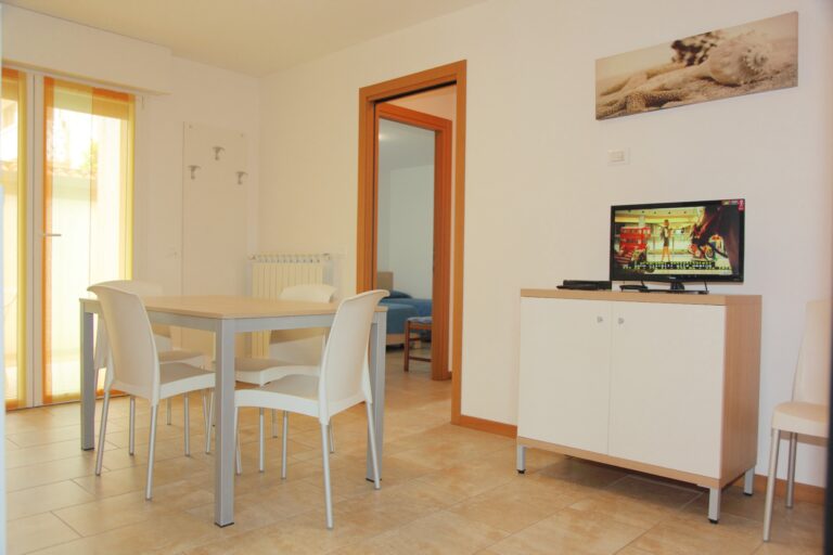 soggiorno-appartamento-trilocale-villa-bruna-a-lignano-sabbiadoro