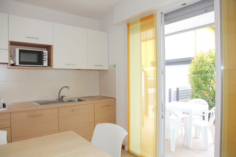 soggiorno-cucina-appartamento-trilocale-villa-bruna-a-lignano-sabbiadoro