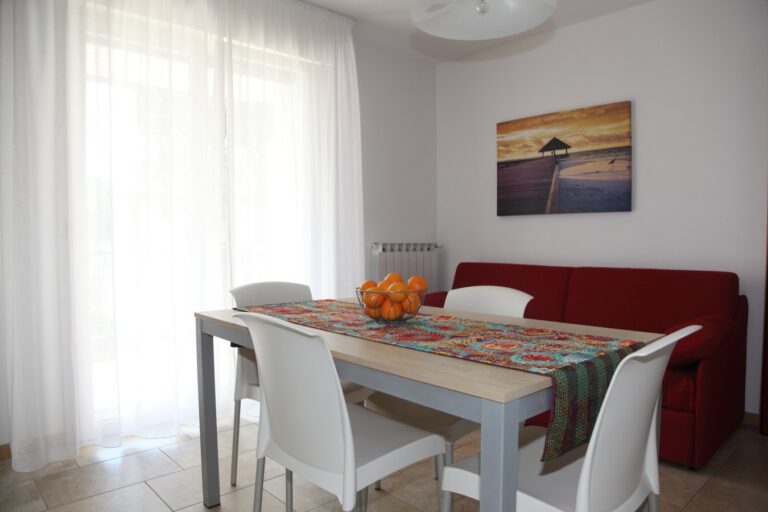 soggiorno-divano-letto-appartamento-lignano-sabbiadoro
