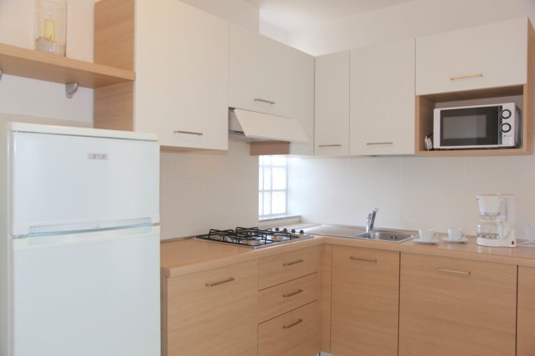 villa-bruna-appartamento-attico-cucina-lignano-sabbiadoro